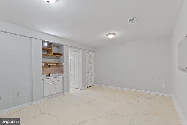 Building Photo - 6800 Melrose Dr