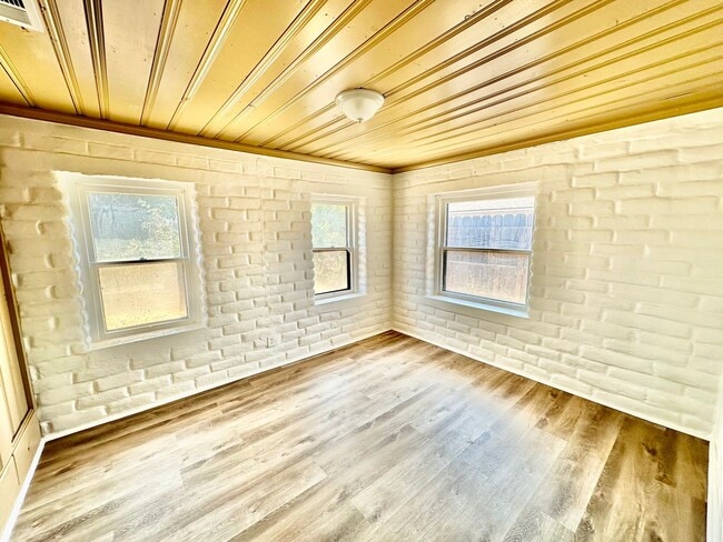 Building Photo - Fully Renovated West Fresno 4/2