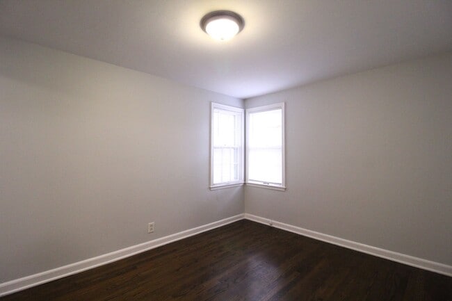 Building Photo - One Bedroom Duplex in North Kansas City