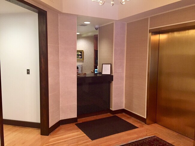 Building Photo - Updated Kitchen-1Bed 1Bath w Garage Parking at Georgetown Condo