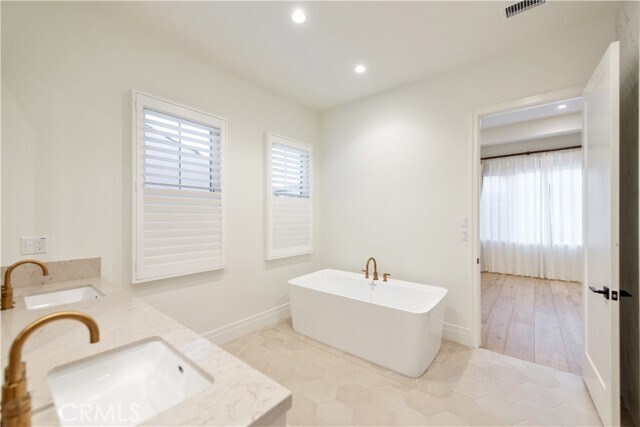 Building Photo - 114 Limone