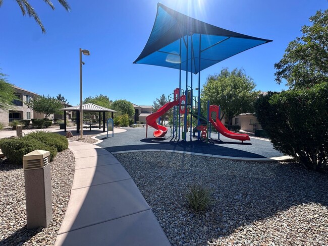 Building Photo - 1 WEEK FREE RENT! 1 BEDROOM DOWNSTAIRS CONDO IN GATED COMMUNITY 1 CAR GARAGE