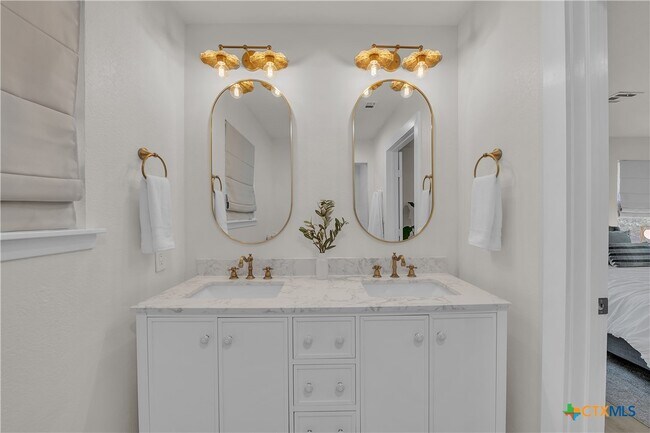 Building Photo - 513 Santa Clara Rd