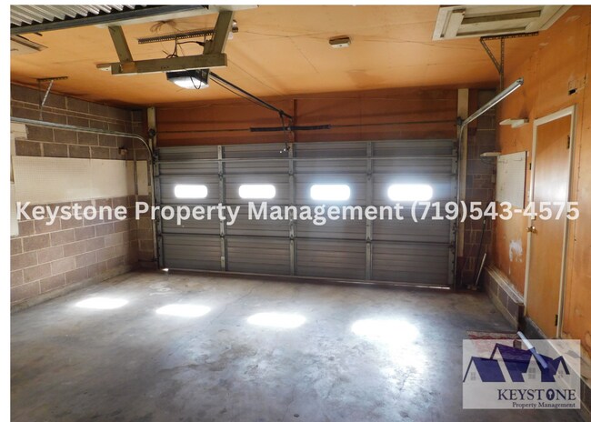 Building Photo - St. Charles Mesa! Spacious 4 Bedroom/1.5 B...