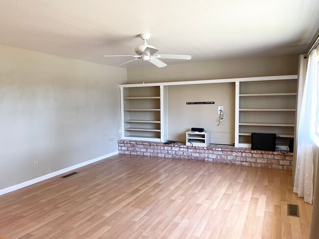 Building Photo - Centrally Located 3 Bedroom Duplex in Wind...