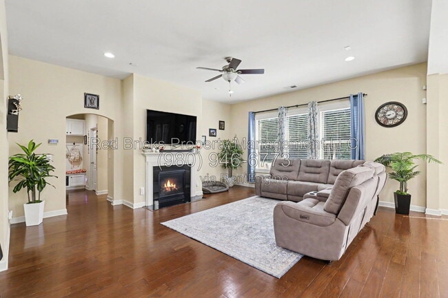 Building Photo - 747 Coralbell Way