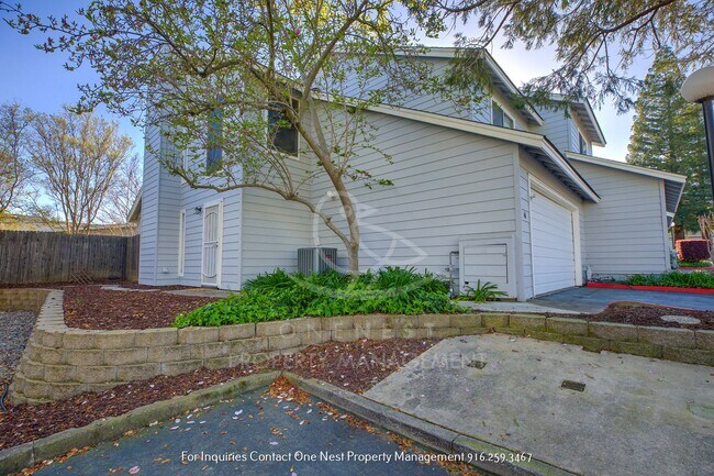 Building Photo - Heart of Roseville, 3 bedroom townhome wit...