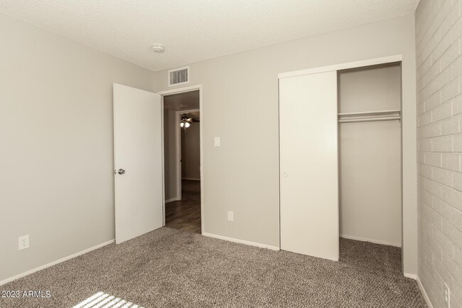 Building Photo - 3251 E Hillery Dr