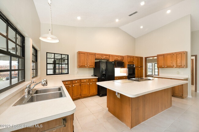 Building Photo - 441 Crystal Lake Dr