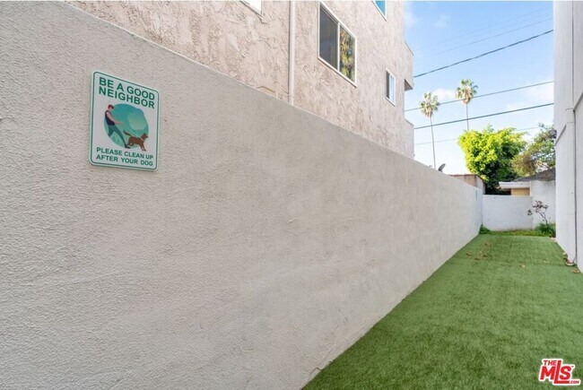 Building Photo - 1031 N Crescent Heights Blvd