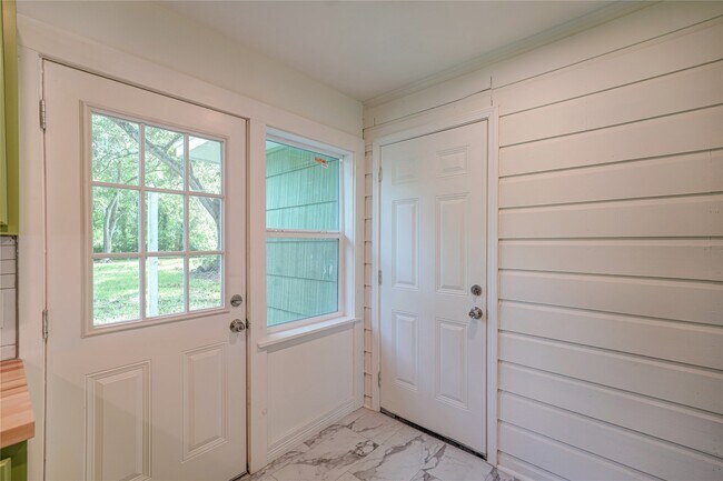 Building Photo - 1319 Elm St