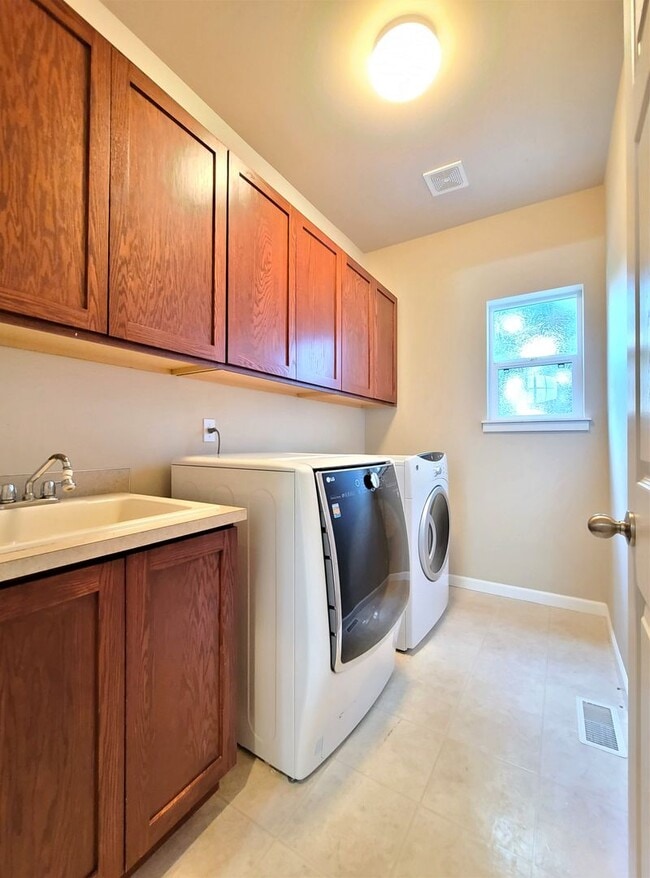 Building Photo - Luxurious 4 Bed/2.5 Bath Lynnwood Home - Available Now!