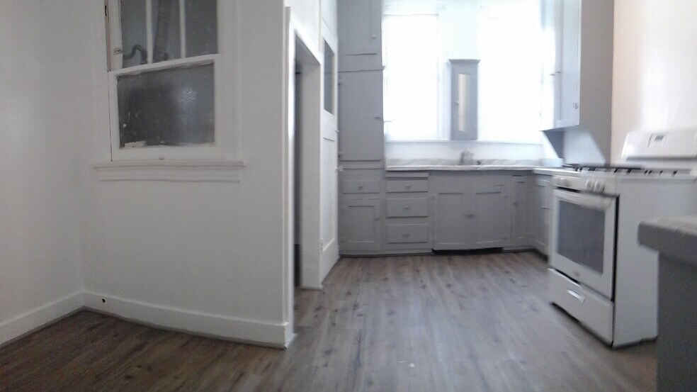Primary Photo - 427 N Genesee Ave