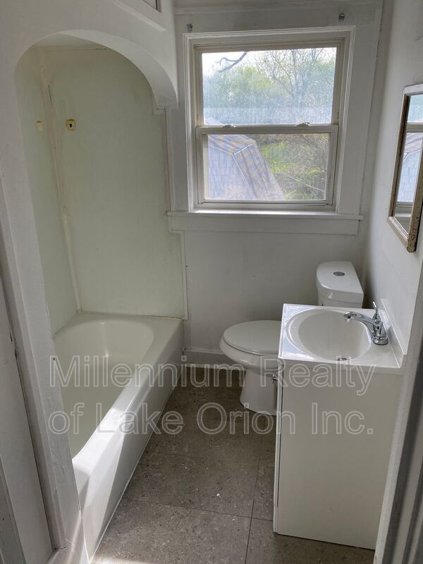 Building Photo - 638 Joslyn Ave