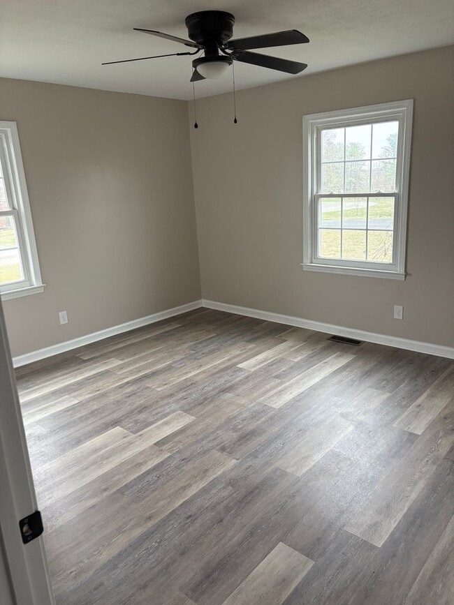 Building Photo - Don't Miss This One!