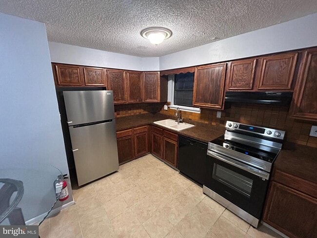 Building Photo - 28 Deedre Ln