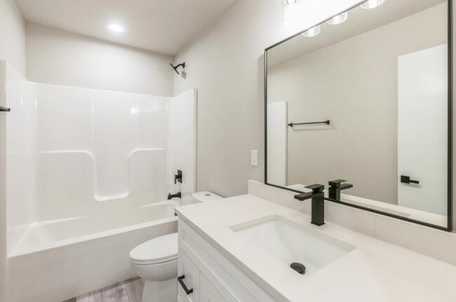 Building Photo - Beautiful near-new townhouse in Urbandale, available mid-August
