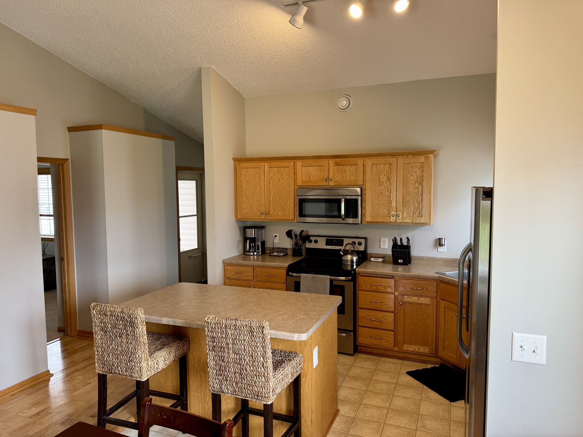 Building Photo - 438 Lake Trl