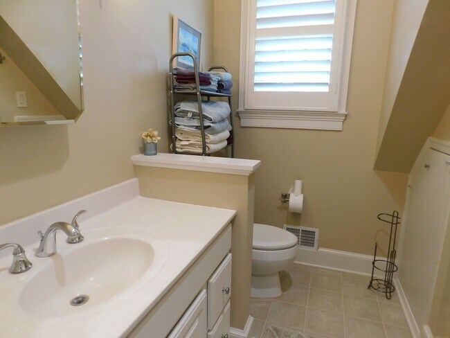 Building Photo - Fully furnished in-law suite with views of...