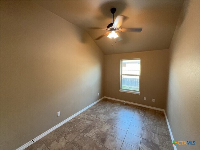 Building Photo - 406 Sladecek Dr