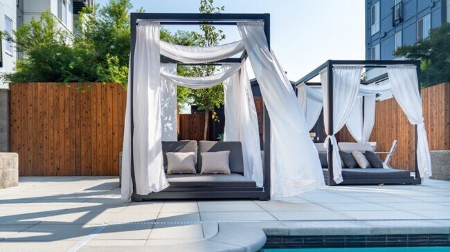 Building Photo - 1202 N 10th Pl