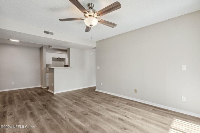 Building Photo - Renovated Condo in a Convenient Location!