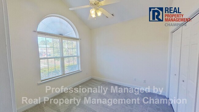 Building Photo - End Unit Condo with Open Floorplan and Spl...