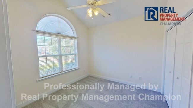 Building Photo - End Unit Condo with Open Floorplan and Split Bedrooms