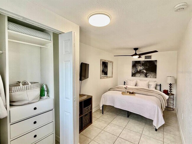 Building Photo - 2575 S Himes Ave