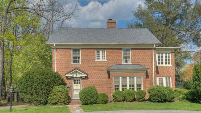 Building Photo - 207 Otey St