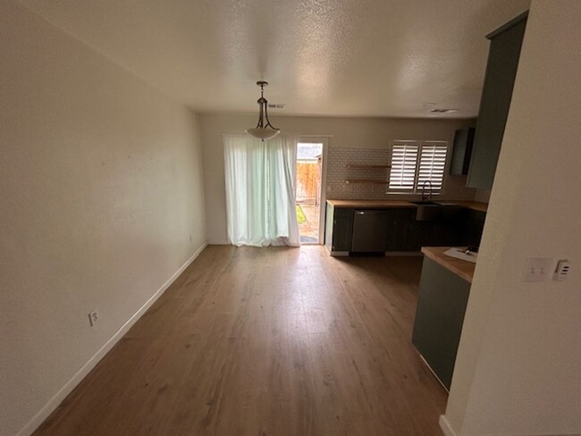 Building Photo - 3 bedroom 2 bathroom located in the El Dia...