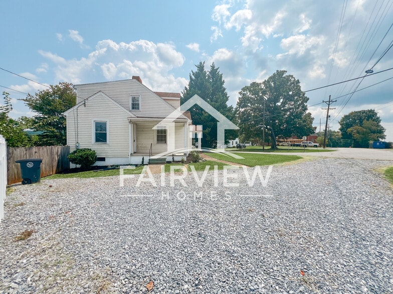 Building Photo - 3239 Mayflower Dr