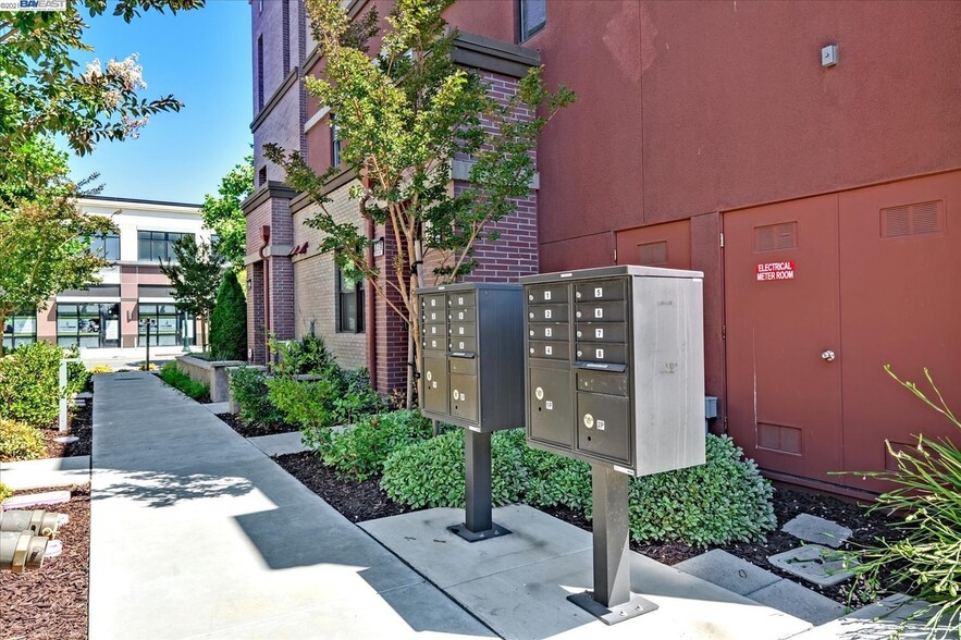 Building Photo - 2741 5th St