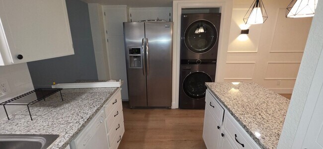 Building Photo - Steps from SJSU | 2 Master Suites | Gated + Parking |