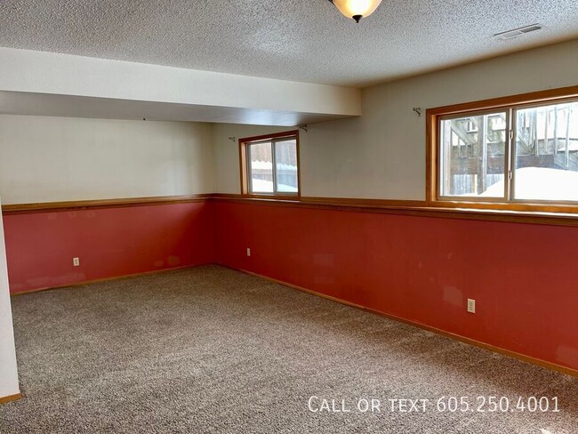 Building Photo - 4 Bed 2 Bath House with 2-stall attached g...