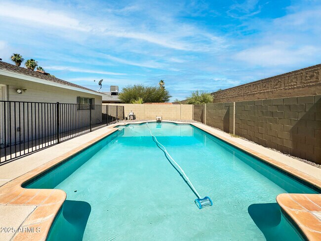 Building Photo - 1206 E Greenway Dr