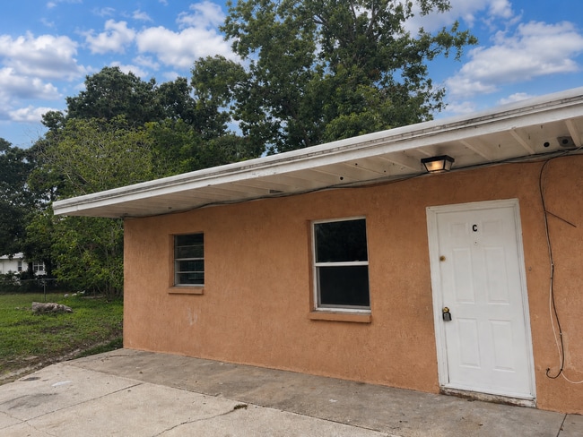 Building Photo - Nice 2BR/1BA Duplex Near Schools in Winter Haven!