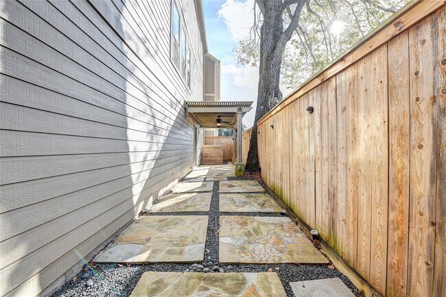 Building Photo - 1012 Rochow St