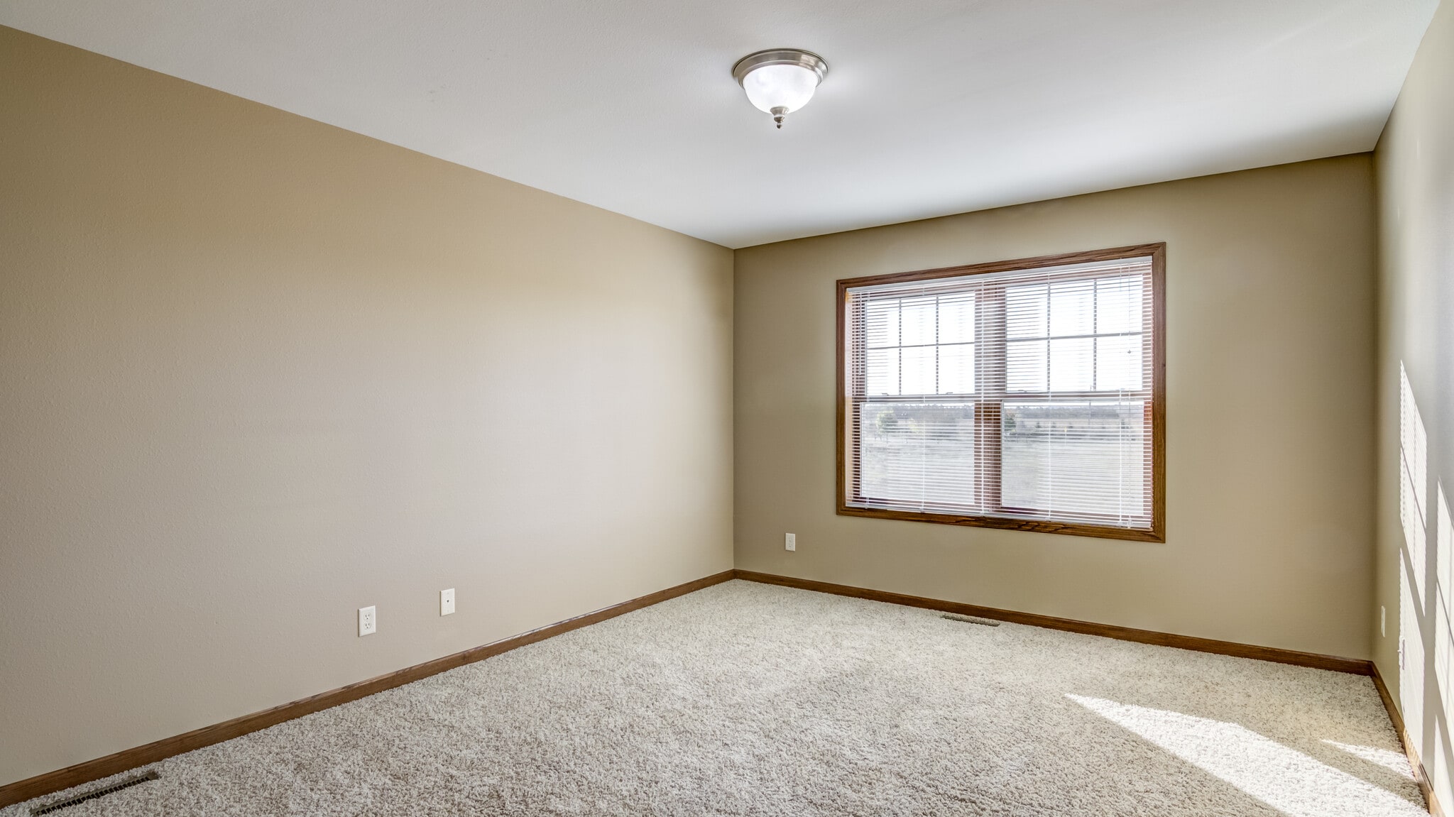 Building Photo - 956 Parkland Dr
