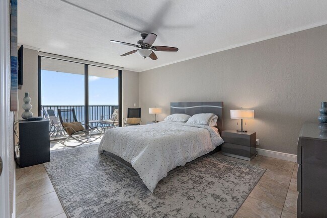 Building Photo - Spacious Waterfront 2/2 condo - Furn. or U...