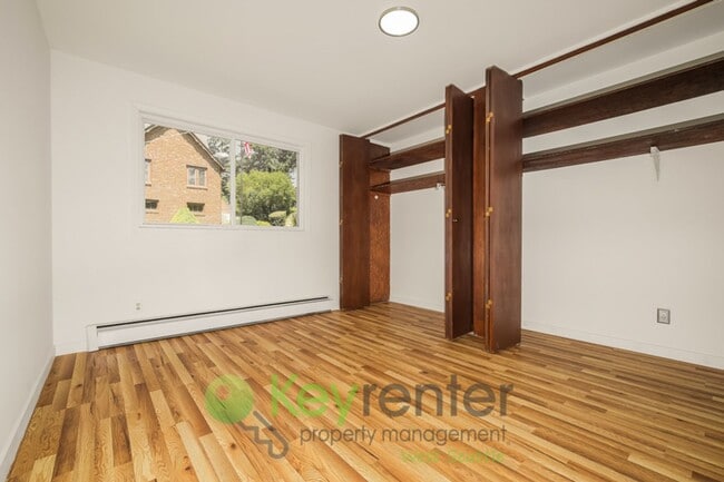 Building Photo - Versatile 5 Bedroom Retreat with Office and Outdoor Living in Burien