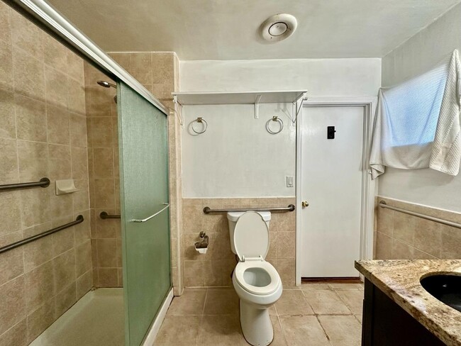 Building Photo - 815 Canyon Rd