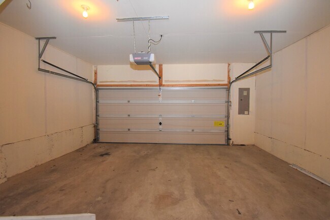 Building Photo - Fantastic 3 Bedroom 2.5 Bathroom Townhouse in KING FARM!