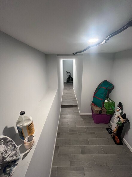 Building Photo - 522 Newton Ave N