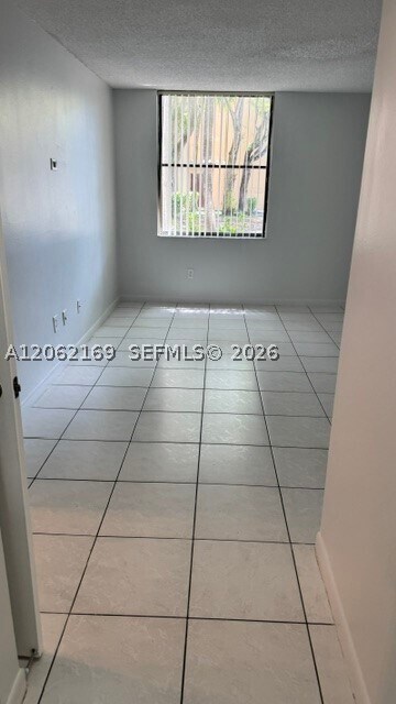 Building Photo - 14221 N Kendall Dr