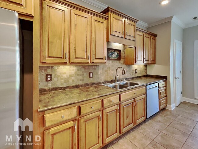 Building Photo - 15936 Landview Ln