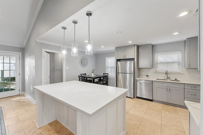 Building Photo - 10719 Del Monte Dr