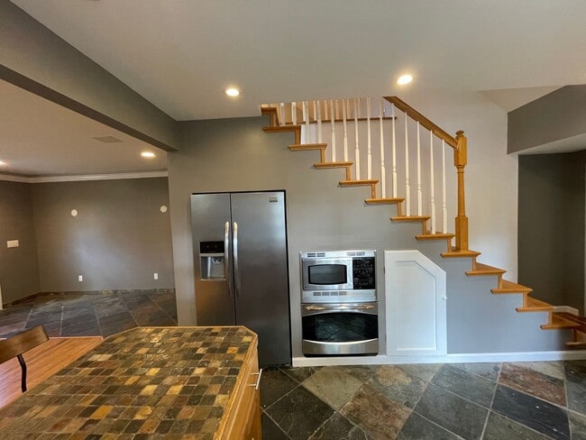 Building Photo - Nice Spacious 3 bd / 3 full bath and 2 hal...