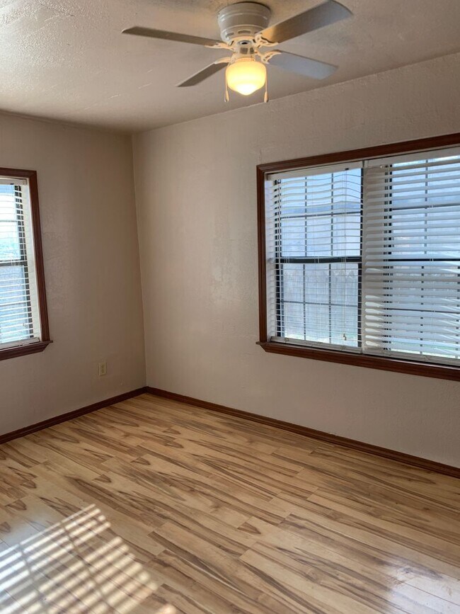 Building Photo - Two Bedroom Home Close to Medical Center