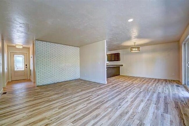 Building Photo - Stunning home in highly sought neighborhood!